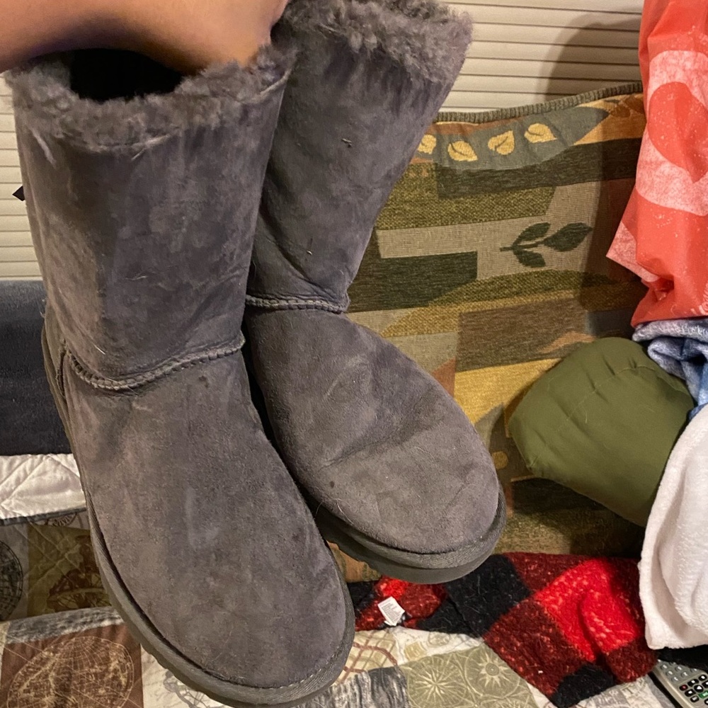 Size 8 in women’s bow tie uggs
